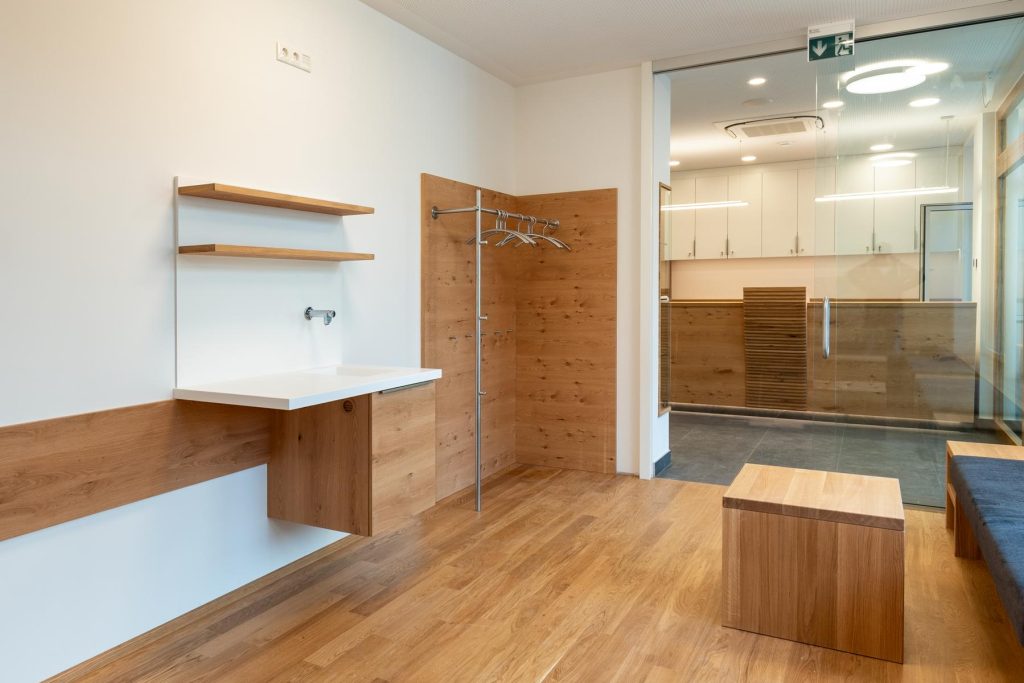 Minimalistisch gestalteter Eingangsbereich mit robustem und hellem Holz