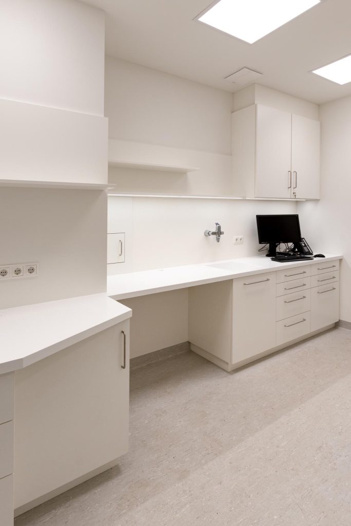 Ideale Lösung für viel Stauraum mit minimalistischem und sterilen Design einer Praxis
