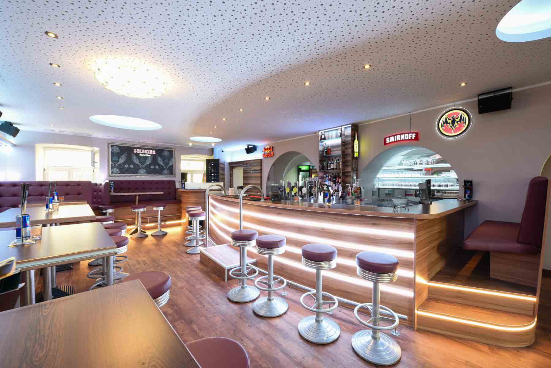 Moderne und stilvolle Bartheke mit indirekter Beleuchtung