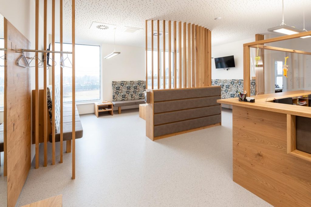 Maßgeschneiderter Empfangsbereich mit Stilvollen Designelementen