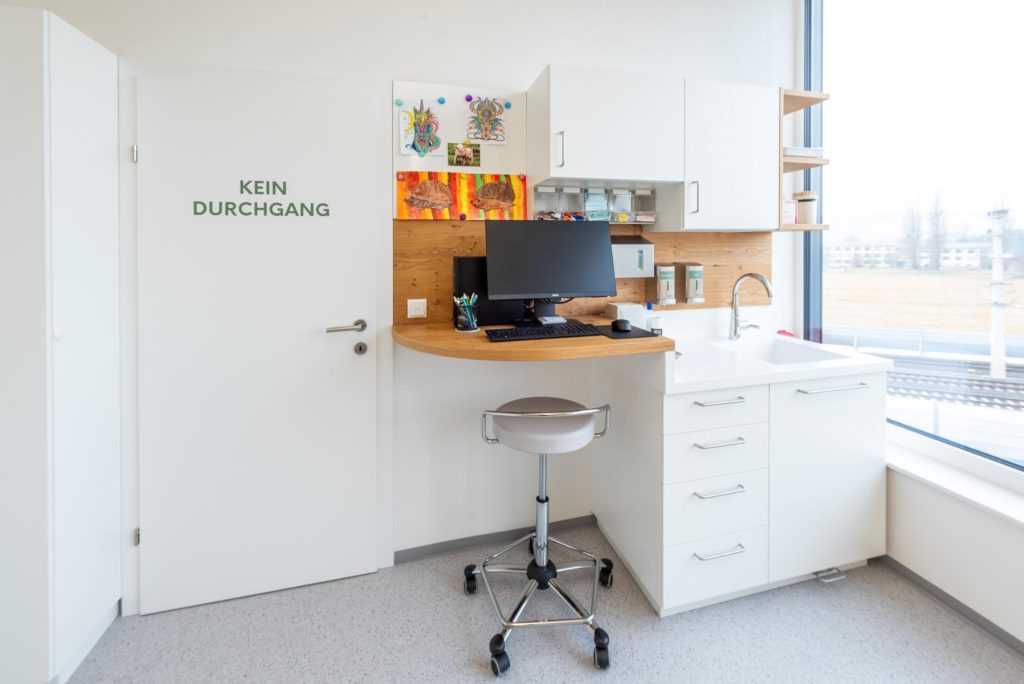 Minimalistischer Arbeitsplatz mit Stauraum in einer Praxis