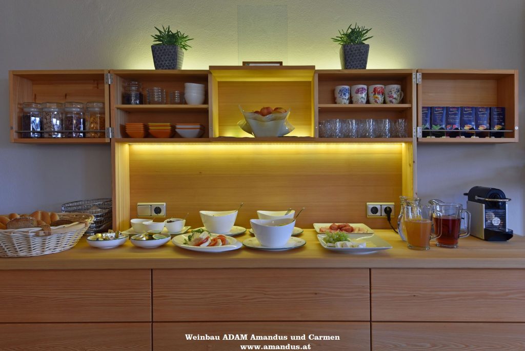 Moderne Theke mit Schränken an der Wand für Tassen und indirekter Beleuchtung
