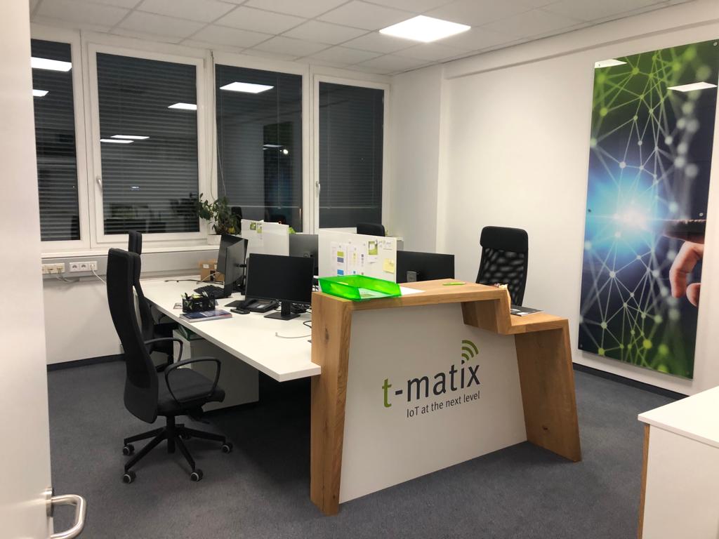 Stilvolles Büro mit maßgefertigtem Schreibtisch und indirekter Beleuchtung.