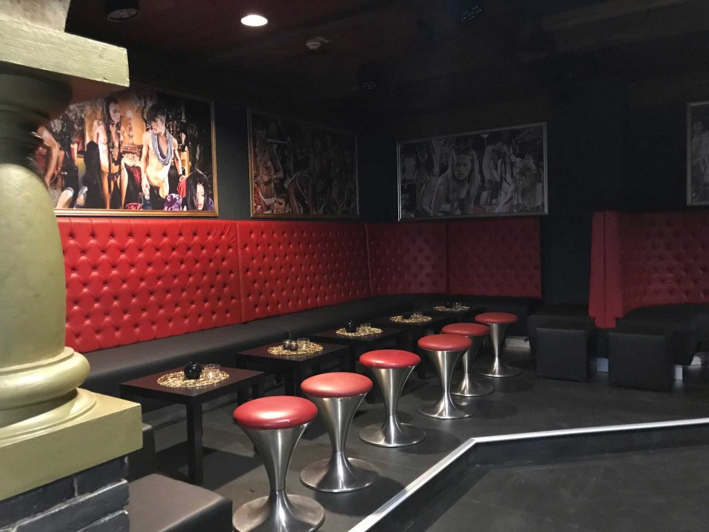 Modern gestaltete Sitzbänke mit Hockern in einer Bar