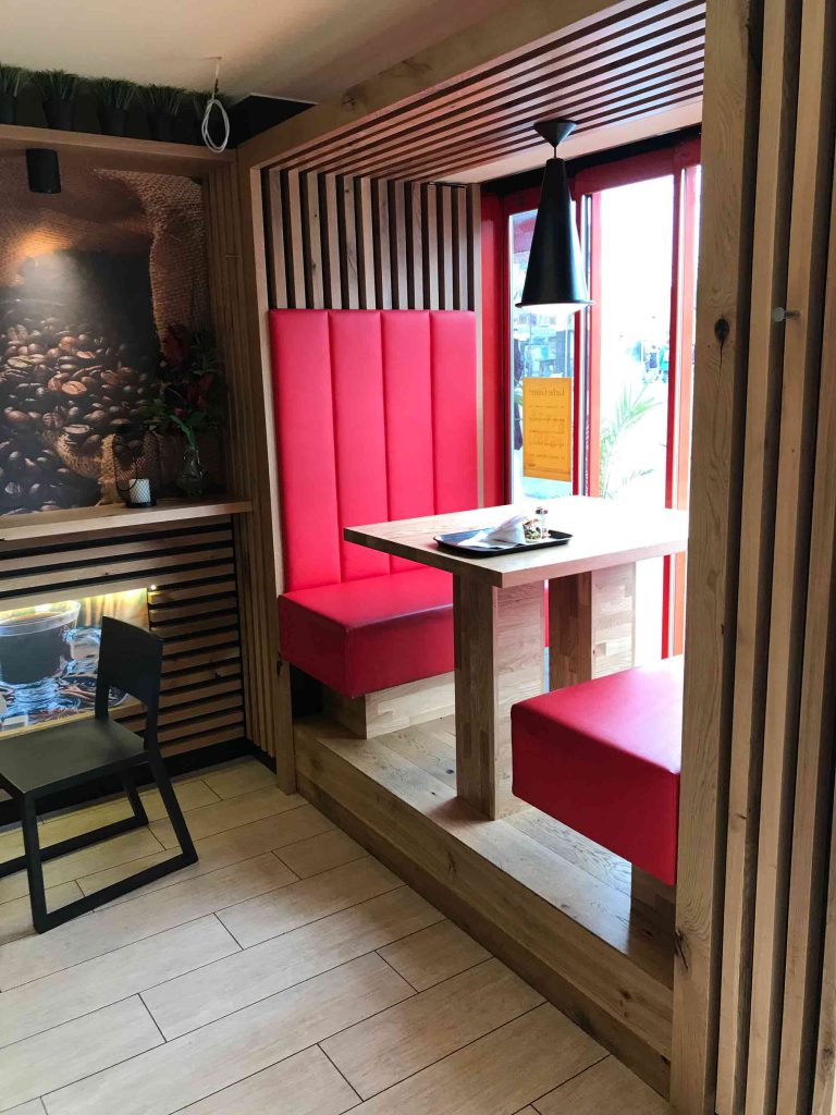 Moderner Gastrotisch mit Holzplatte in einem stilvollen Restaurant.