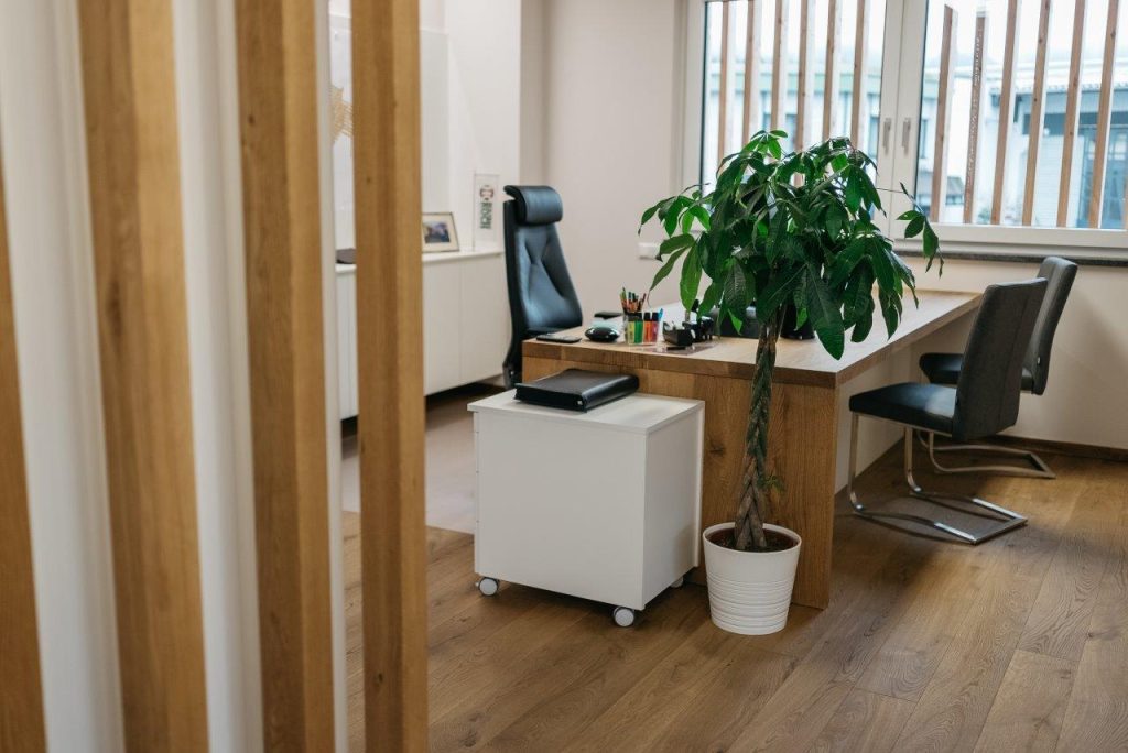 Schreibtisch, maßgefertigt mit Kabelmanagement und modernem Design.