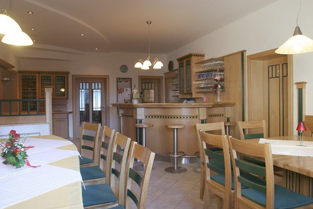 Rustikale Gastromöbel mit Tisch und Stühlen in einem Gasthaus